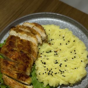 Курица в пряной панировке с пюре